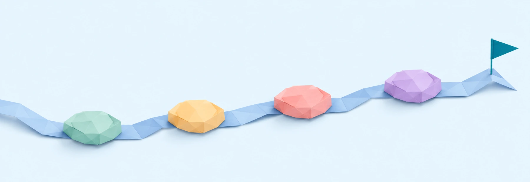 Chemin en papier plié avec quatre étapes colorées menant à un drapeau, pour illustrer le parcours de formation sur mesure en quatre étapes
